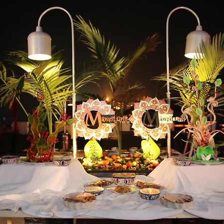Park Lane Hotel Lahore Extérieur photo A buffet at a resort