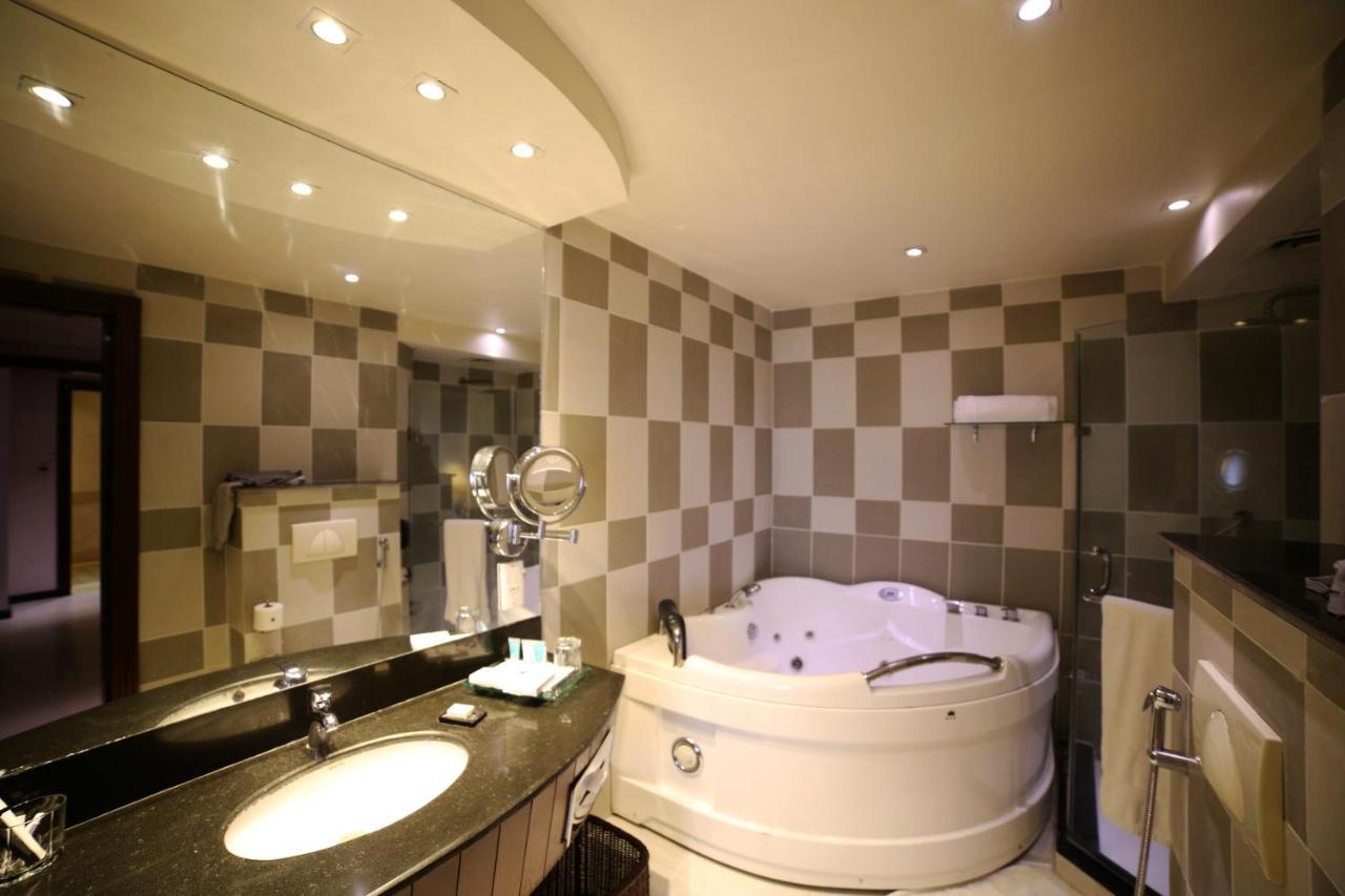 Park Lane Hotel Lahore Extérieur photo A modern bathroom