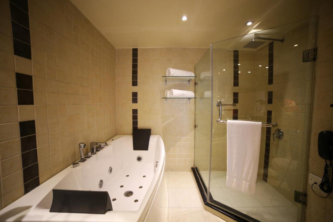 Park Lane Hotel Lahore Extérieur photo A modern bathroom