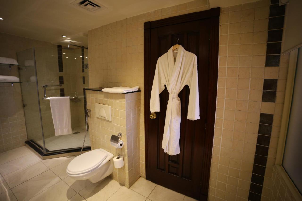 Park Lane Hotel Lahore Extérieur photo A bathrobe hanging on a door