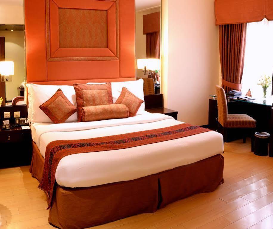 Park Lane Hotel Lahore Extérieur photo A bedroom at the hotel