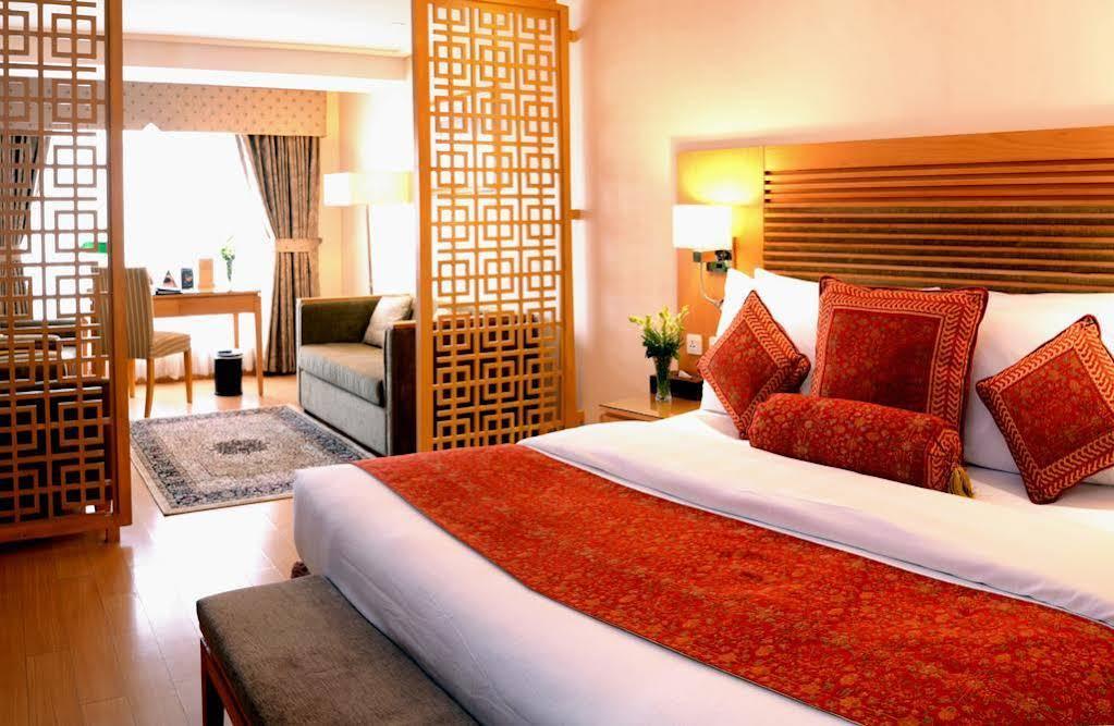 Park Lane Hotel Lahore Extérieur photo A room at the hotel