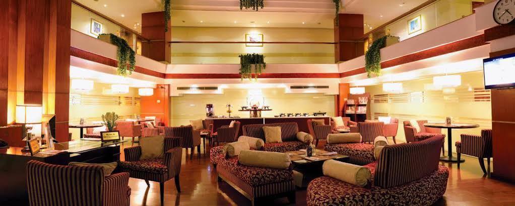 Park Lane Hotel Lahore Extérieur photo The lobby of the hotel