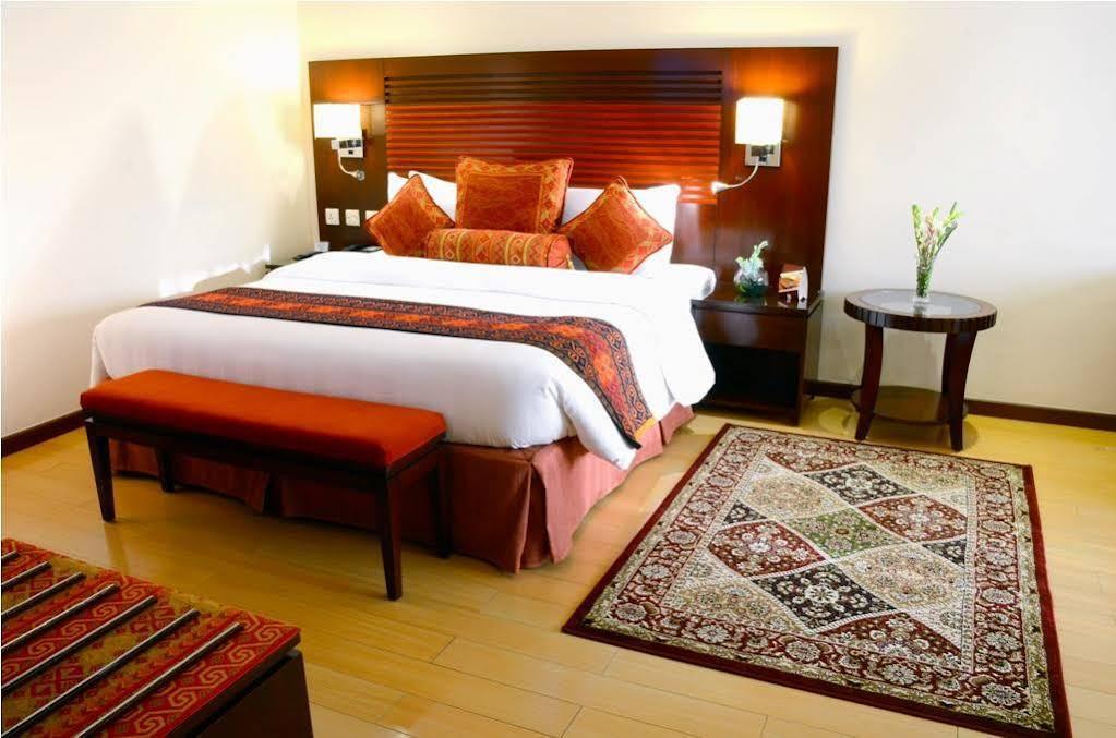 Park Lane Hotel Lahore Extérieur photo A bedroom at the hotel