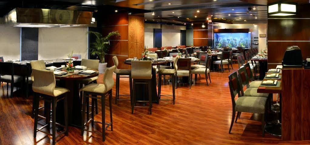 Park Lane Hotel Lahore Extérieur photo The interior of a restaurant