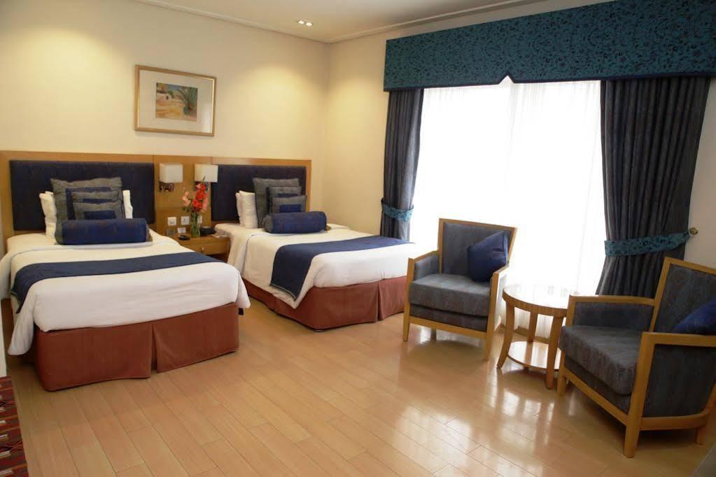Park Lane Hotel Lahore Extérieur photo A room at the hotel