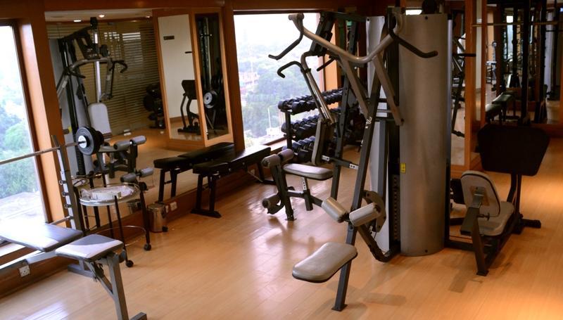 Park Lane Hotel Lahore Extérieur photo A gym in a hotel