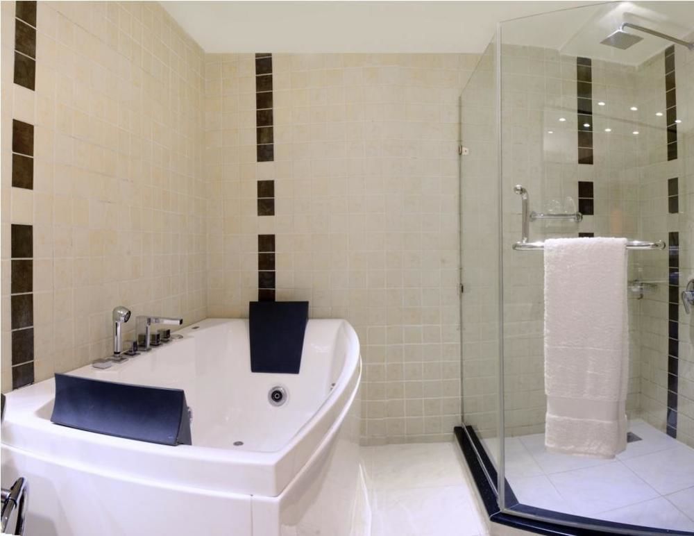 Park Lane Hotel Lahore Extérieur photo A wet room