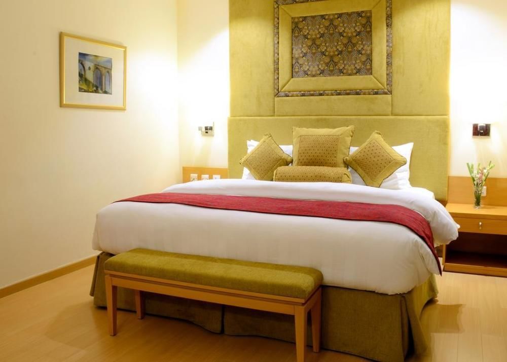 Park Lane Hotel Lahore Extérieur photo A bedroom at the hotel