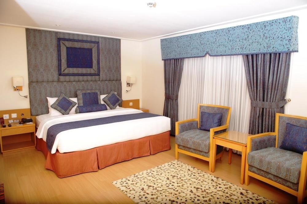 Park Lane Hotel Lahore Extérieur photo A bedroom at the hotel