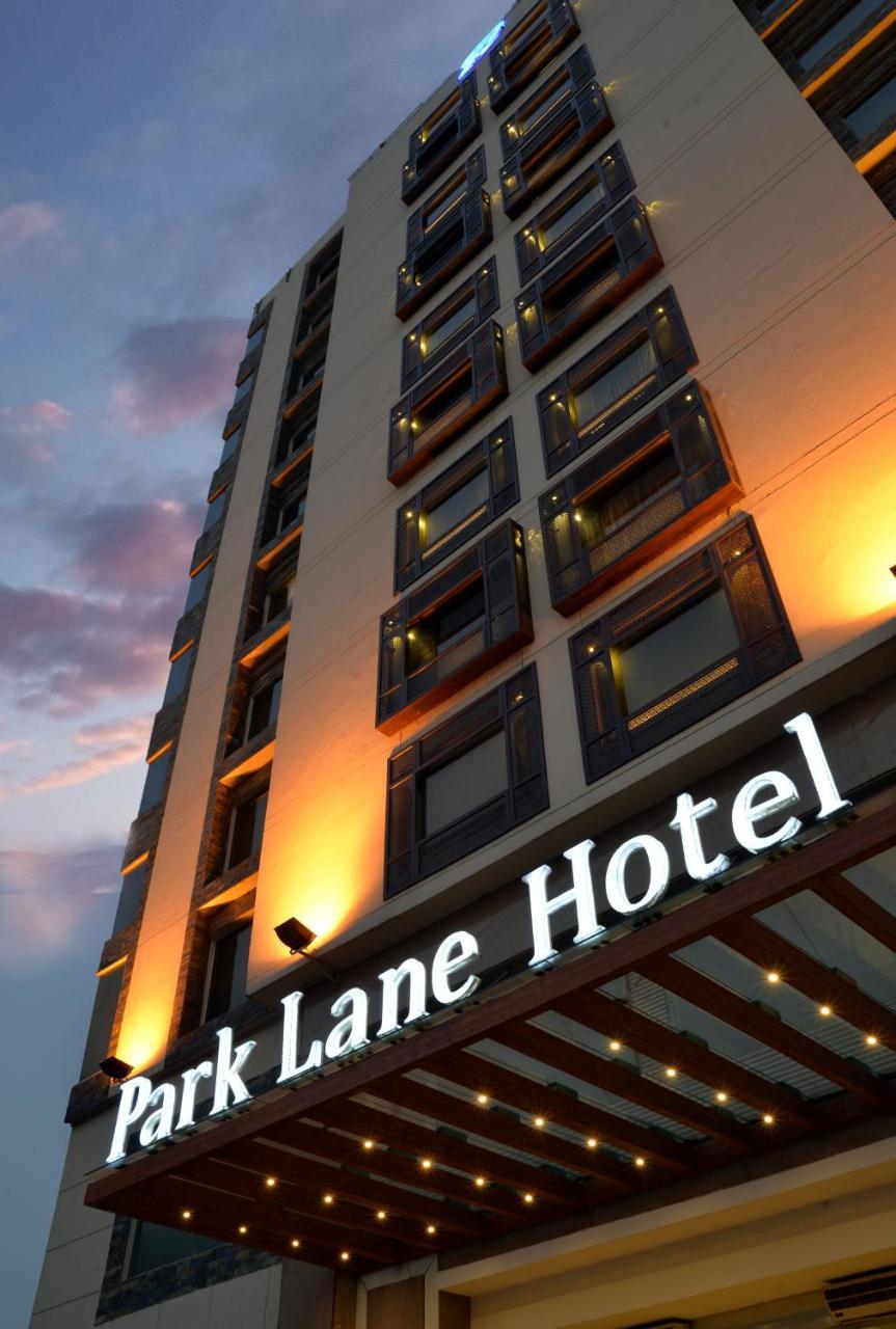 Park Lane Hotel Lahore Extérieur photo The hotel at night
