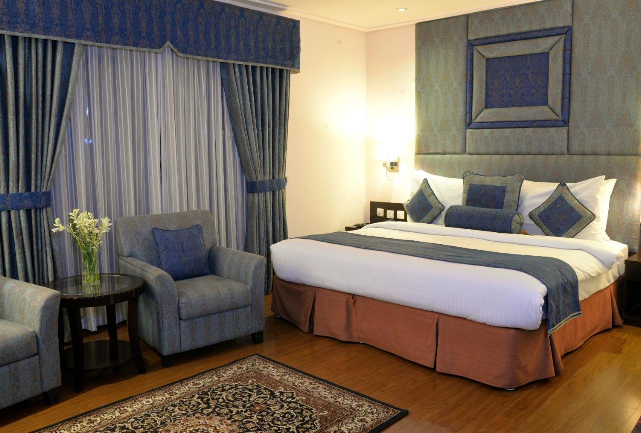 Park Lane Hotel Lahore Extérieur photo A room at the hotel