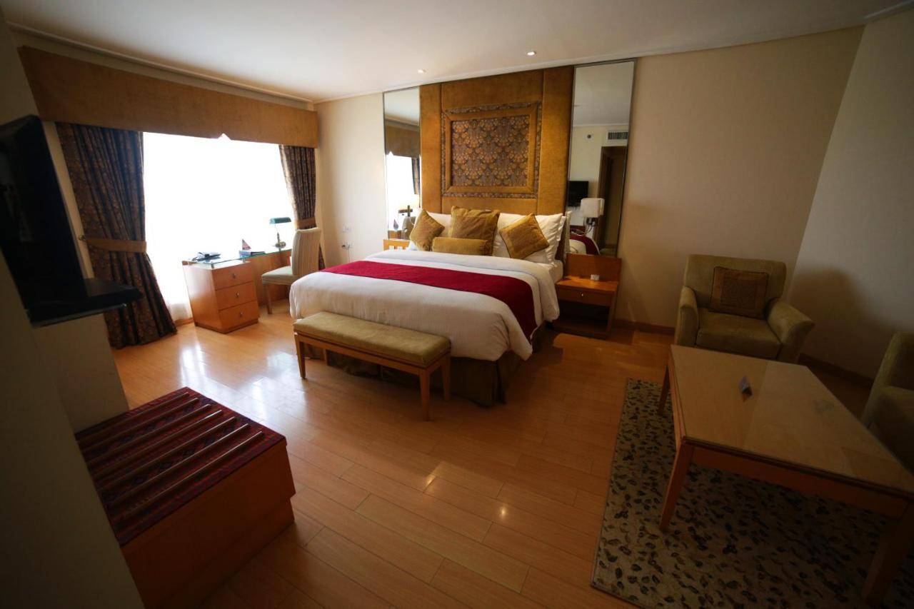 Park Lane Hotel Lahore Extérieur photo A room at the Taj Bengal