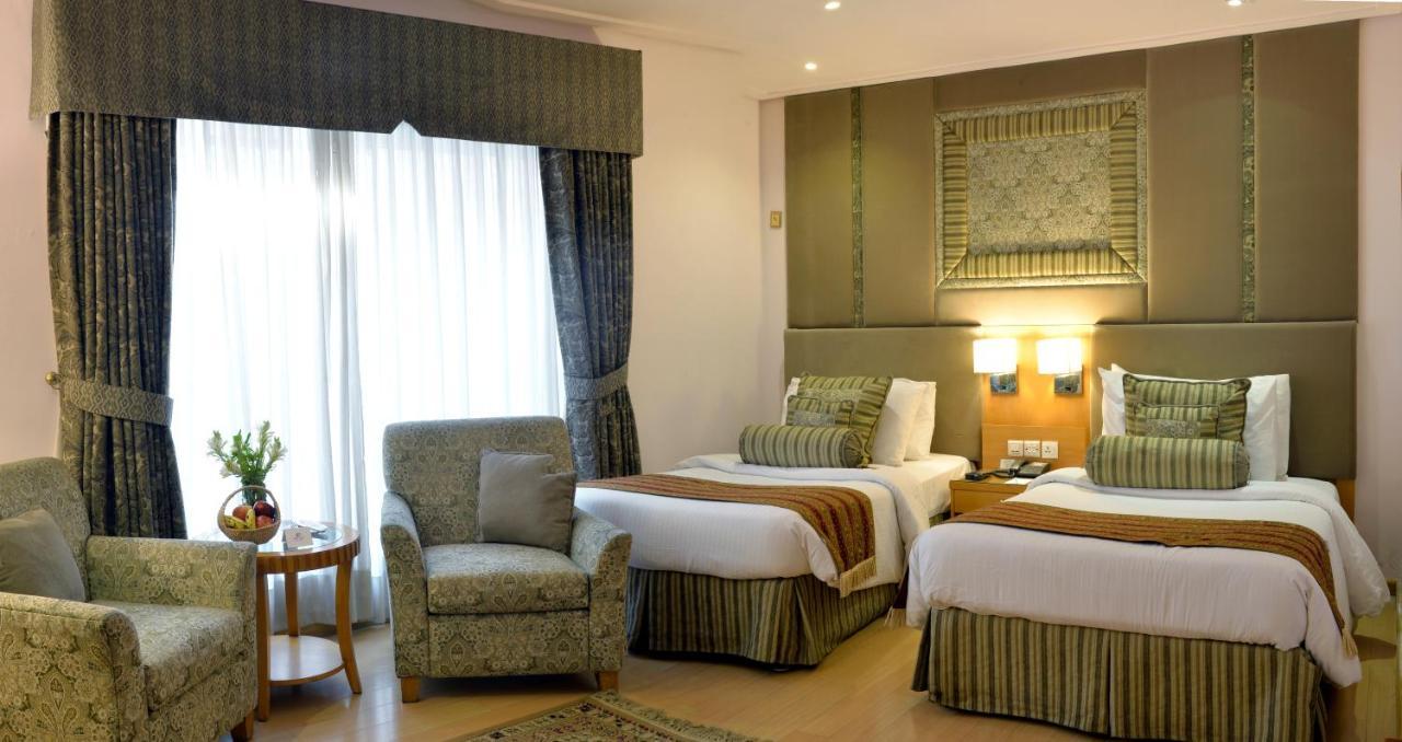 Park Lane Hotel Lahore Extérieur photo A room at the hotel