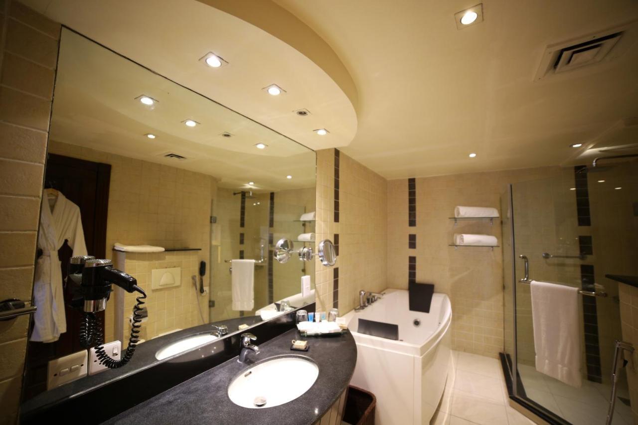 Park Lane Hotel Lahore Extérieur photo A bathroom in a hotel