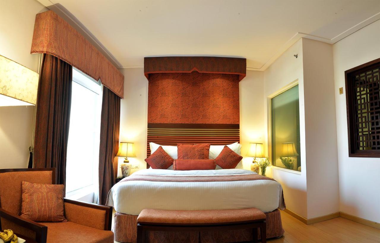 Park Lane Hotel Lahore Extérieur photo A bedroom at the Taj Bengal