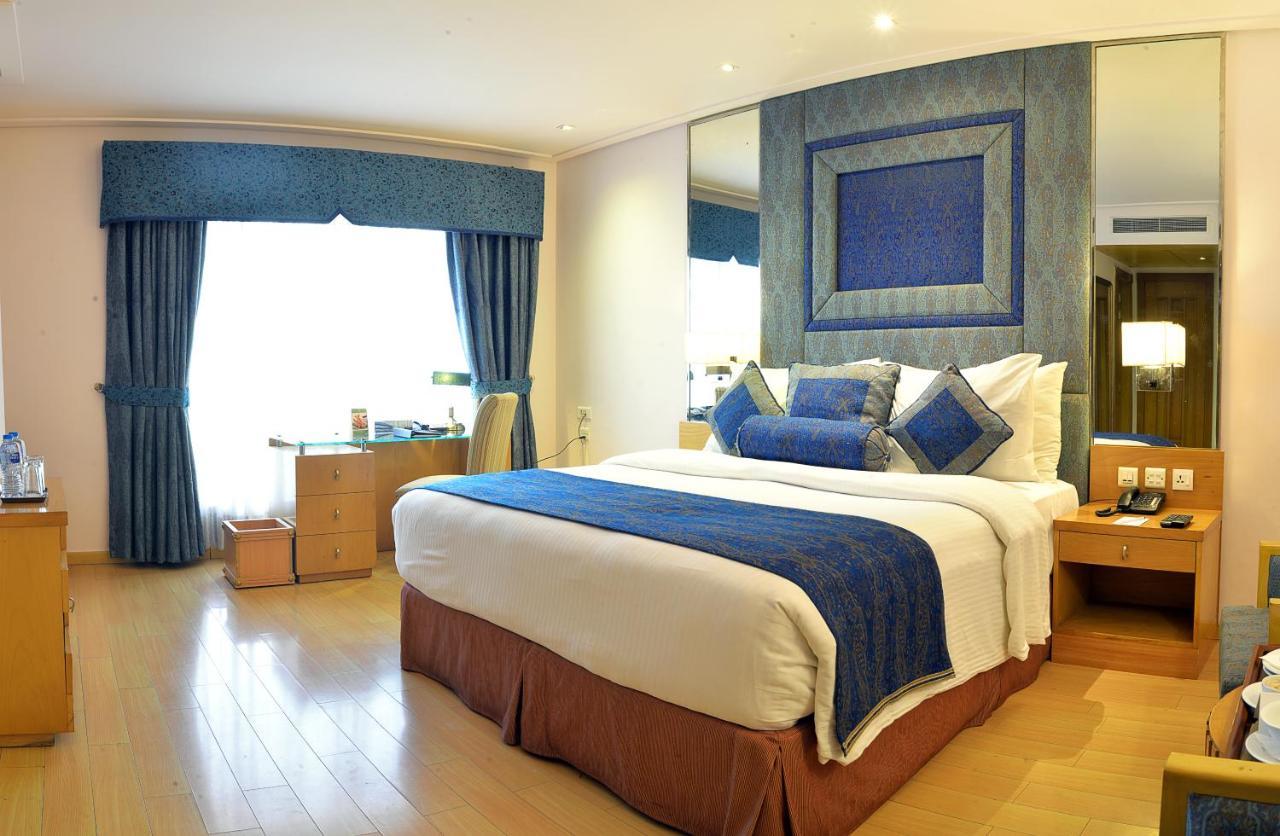 Park Lane Hotel Lahore Extérieur photo A bedroom at the hotel