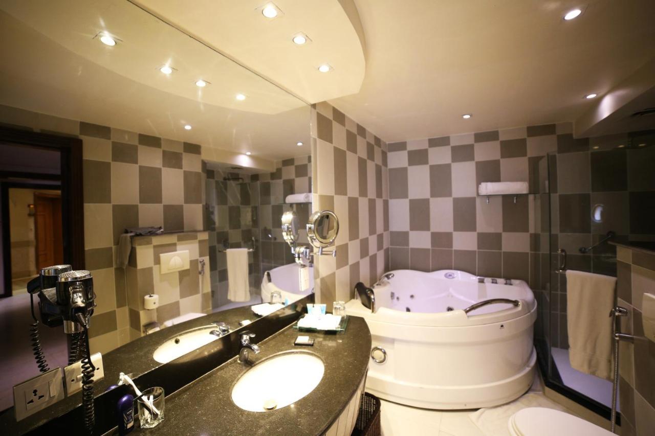 Park Lane Hotel Lahore Extérieur photo A modern bathroom