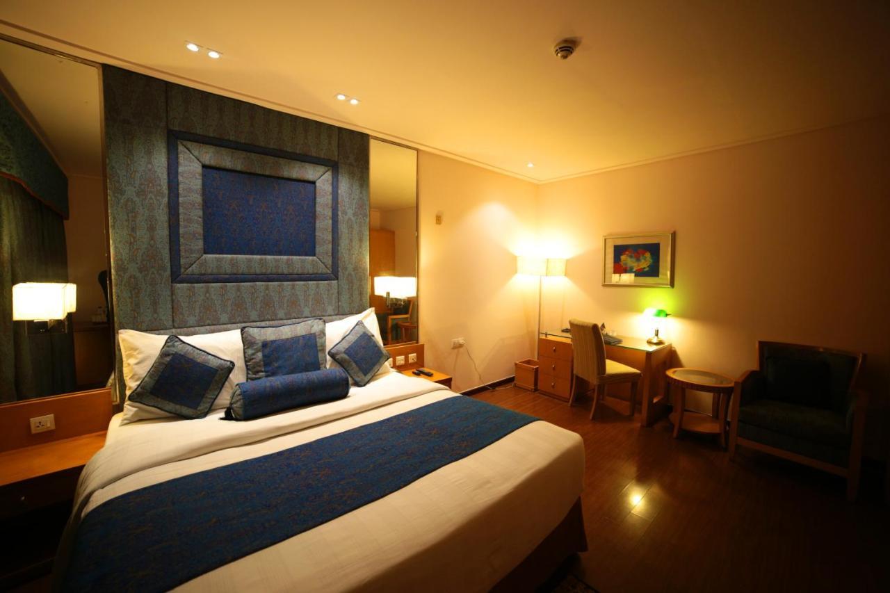 Park Lane Hotel Lahore Extérieur photo A room at the Taj Bengal