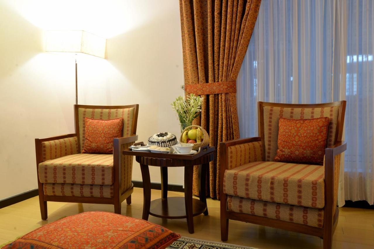 Park Lane Hotel Lahore Extérieur photo A room at the hotel