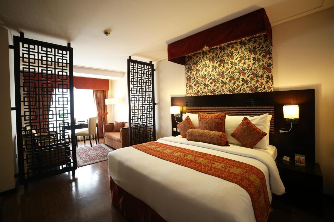 Park Lane Hotel Lahore Extérieur photo A suite at the hotel