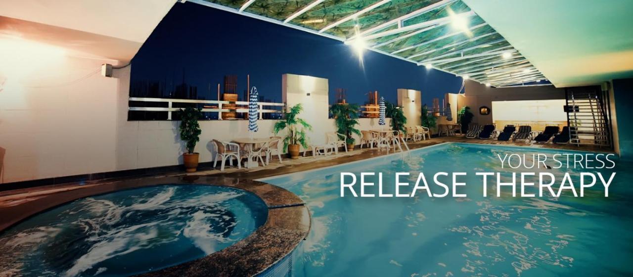 Park Lane Hotel Lahore Extérieur photo The pool at the 10th floor of the hotel