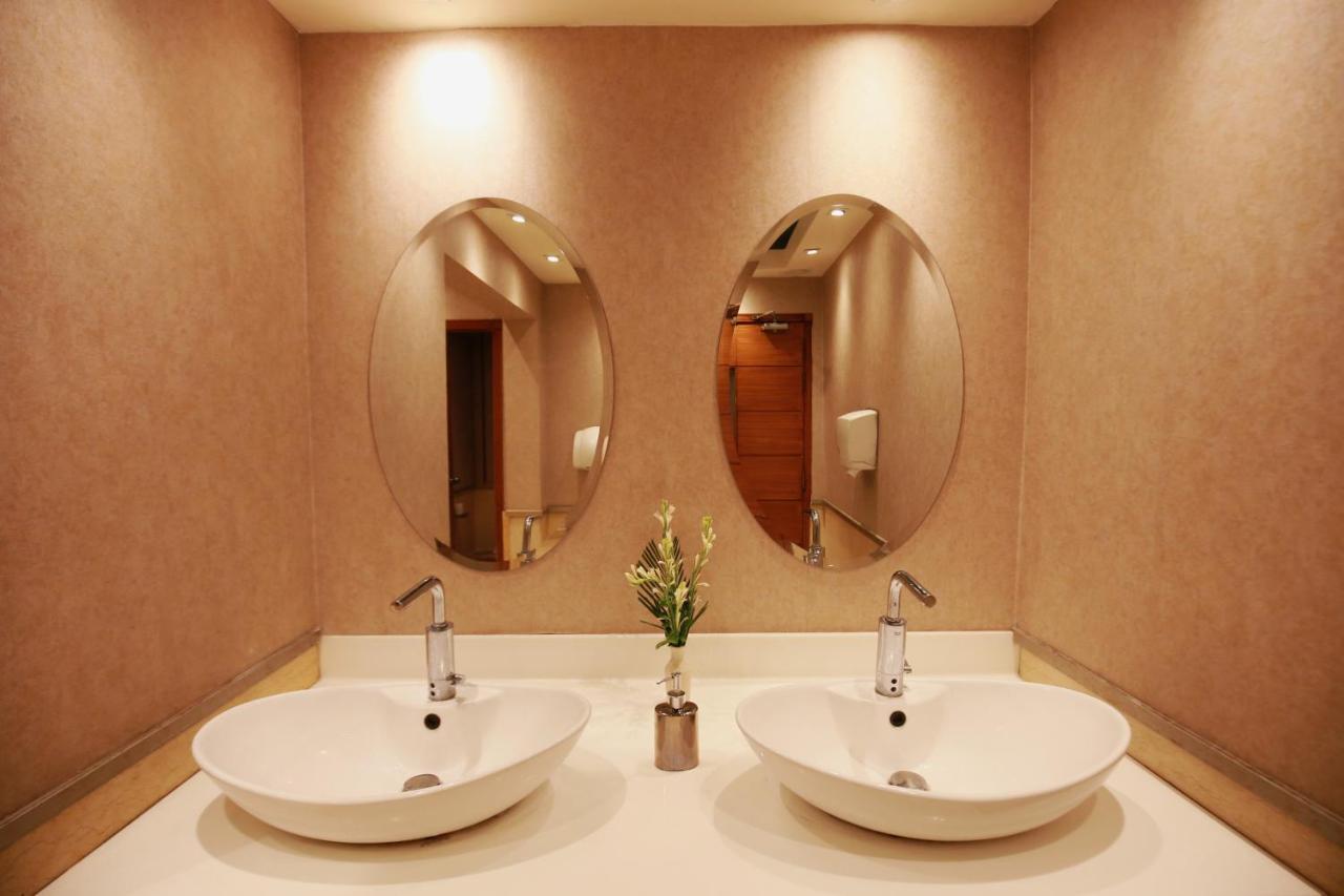 Park Lane Hotel Lahore Extérieur photo Bathroom