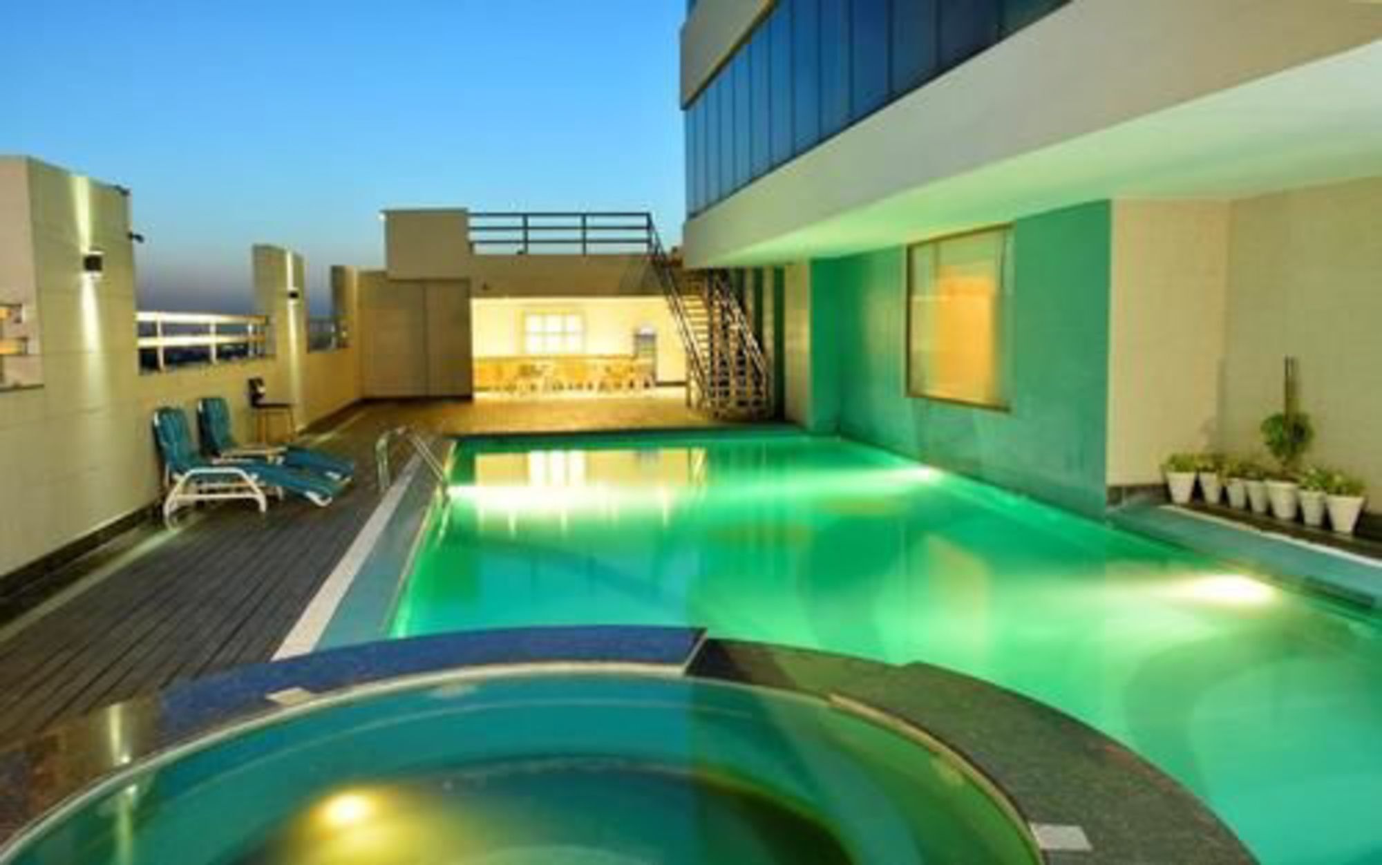 Park Lane Hotel Lahore Extérieur photo The swimming pool at the hotel