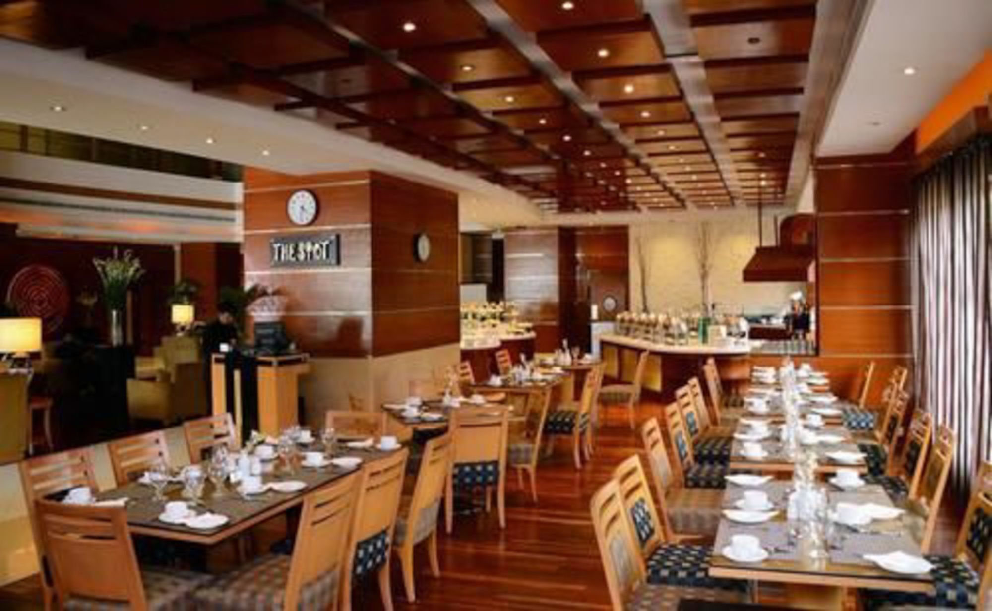 Park Lane Hotel Lahore Extérieur photo The interior of the restaurant